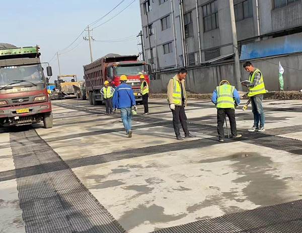 萧县老材料的新故事：玻璃纤维土工格栅如何在‘白改黑’浪潮中重获新生？